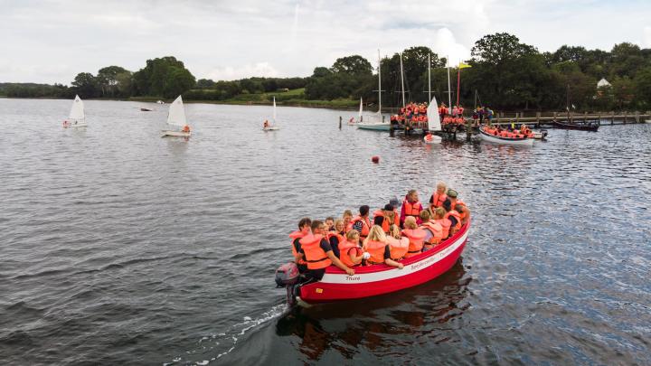 En masse spejdere sejler på Thurø