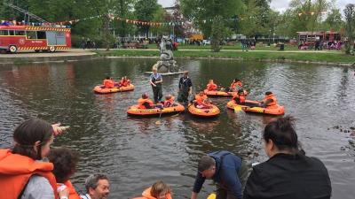 Sejlads i gummibåde ved børnekarneval