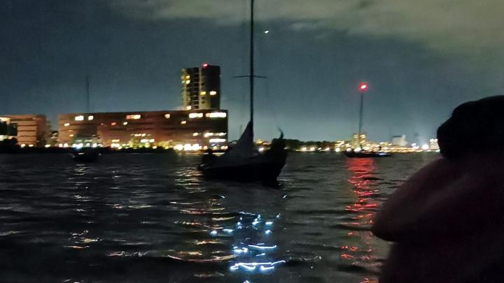 En jolle sejler om natten på Limfjorden